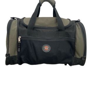 Jeep travel equipment duffel bag, two side pockets, and a large middle pocket vi